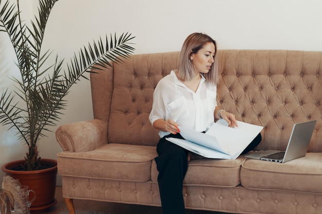 Beautiful business woman working at home. multi-tasking, freelance and motherhood concept Free Photo