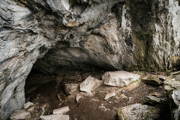 美しい洞窟 暗いダンジョンの中からの眺め プレミアム写真