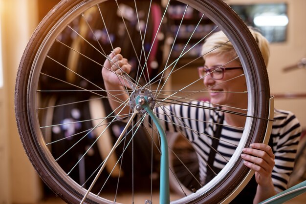 tightening bike spokes