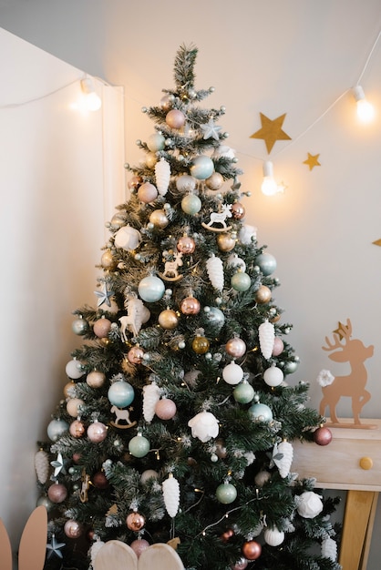 子供部屋のピンクと青のおもちゃで美しいクリスマスツリー プレミアム写真
