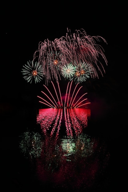 水中での反射で美しいカラフルな花火 ブルノ ヨーロッパの街 ブルノダム インターナショナル 無料の写真