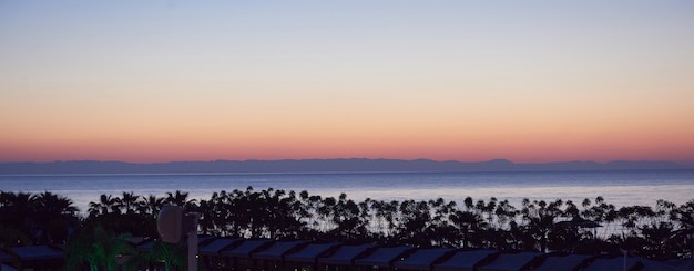 海と太陽に沈む美しいカラフルな夕日 オレンジ色の空 無料の写真