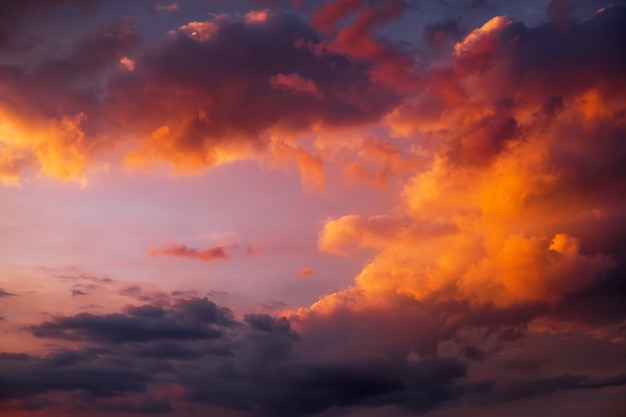 背景として美しいカラフルな夕焼け空 太陽に照らされた雲 プレミアム写真