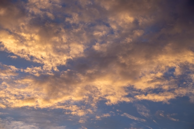 美しい夕方の空 夕日のカラフルな雲の背景 プレミアム写真