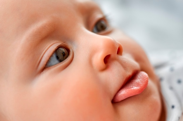 舌を示す美しい表情豊かな愛らしい幸せなかわいい笑い笑顔の赤ちゃんの幼児の顔 プレミアム写真