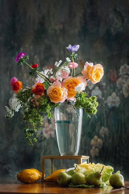 花瓶に飾られた美しい花は ルネサンスの絵のアートワークのようにレモンを下に置いています プレミアム写真
