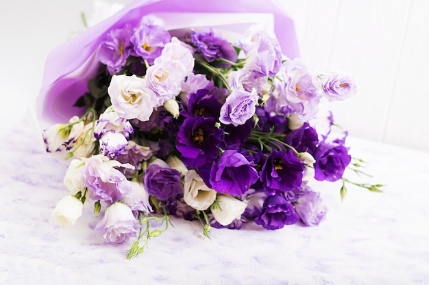 Bouquet Di Fiori Bellissimi Mix Di Eustoma Bianco Viola E Viola Foto Gratis