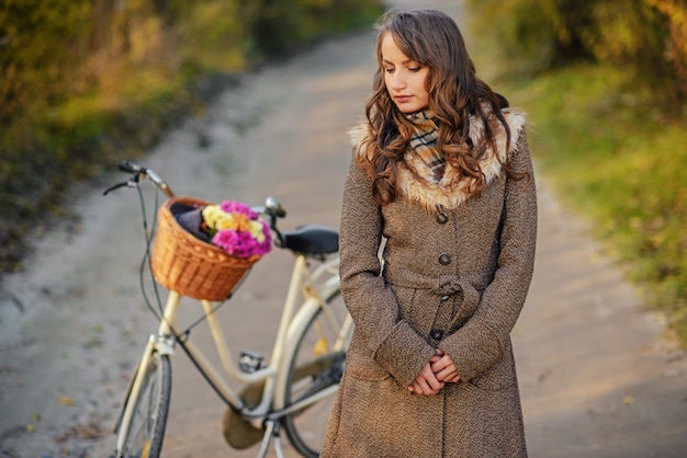 Modelos para invierno.. Beautiful-girl-autumn-coat-standing-near-ladies-bicycle-with-flowers-basket_141188-184