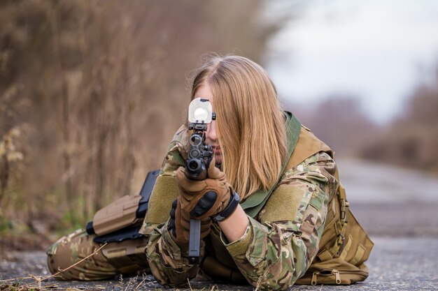 Фото солдата с фотографией девушки в руках