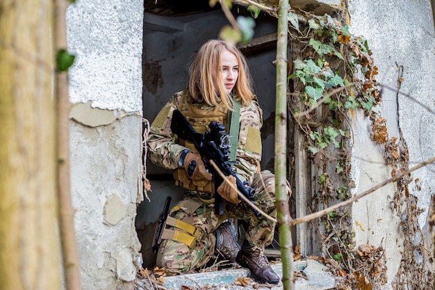 Фото солдата с фотографией девушки в руках