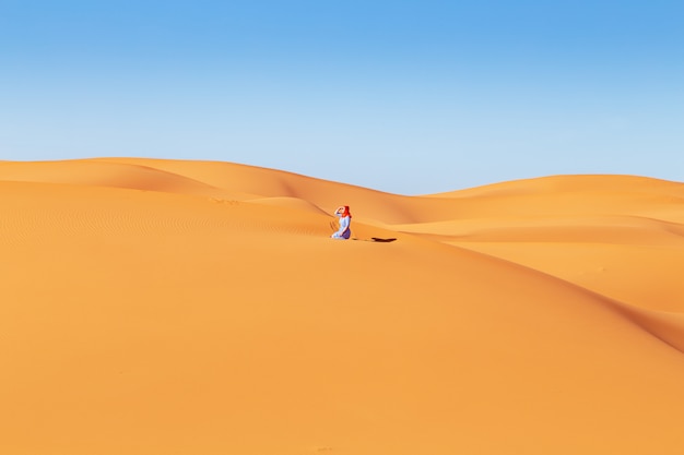 サハラ砂漠の美しい少女 Erg Chebbi Merzouga モロッコ プレミアム写真