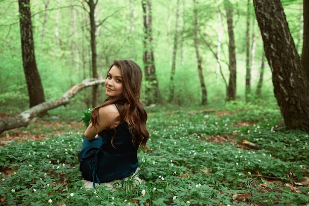 Free Photo | The beautiful girl sitting on the ground