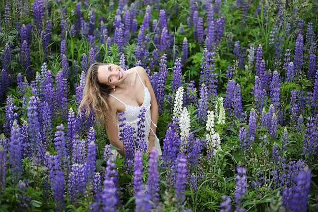 夏の自然に青い花の花束を持つ美しい少女 プレミアム写真