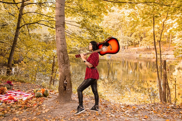 Девушка с гитарой со спины фото