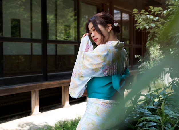 Beautiful japanese woman wearing a traditional kimono Free Photo