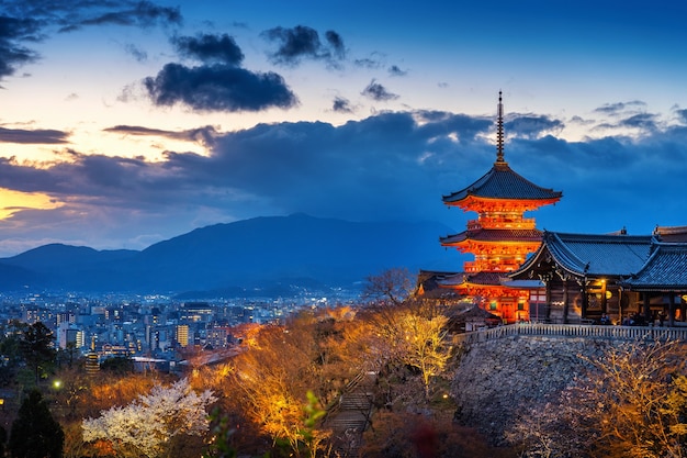 夕暮れの美しい京都の街と寺院 日本 無料の写真 夕暮れの美しい京都の街と寺院 日本 無料の写真
