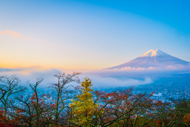 秋の紅葉のまわりの山麓の美しい景色 無料の写真