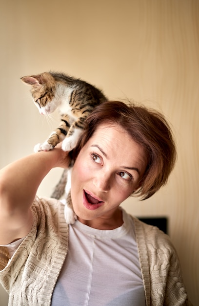 Beautiful Mature Woman Playing With A Little Cat Premium Photo