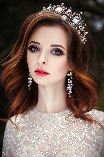 Beautiful model wearing glamourous dress and crown Premium Photo