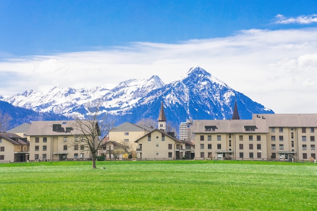 インターラーケン スイスの冬晴れのアルプス山と村の美しい風景 プレミアム写真