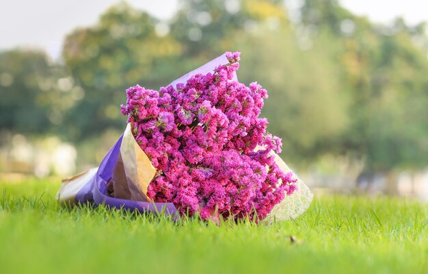 緑の芝生に紫の花の花束の美しい プレミアム写真