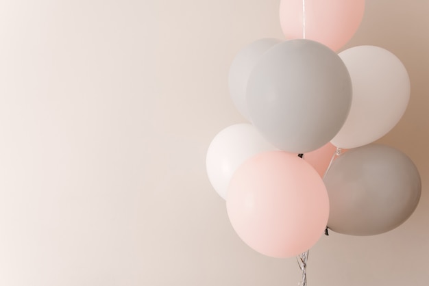 ピンクの風船で美しいパステル調の背景 幸福 愛 結婚式のコンセプト コピースペースを持つ休日webバナー プレミアム写真