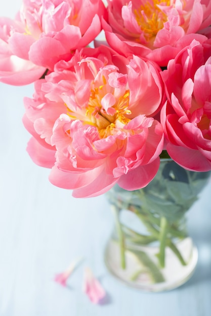 Beautiful pink peony flowers bouquet in vase | Premium Photo