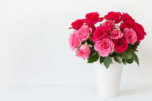 Beautiful red rose flowers bouquet in vase Premium Photo