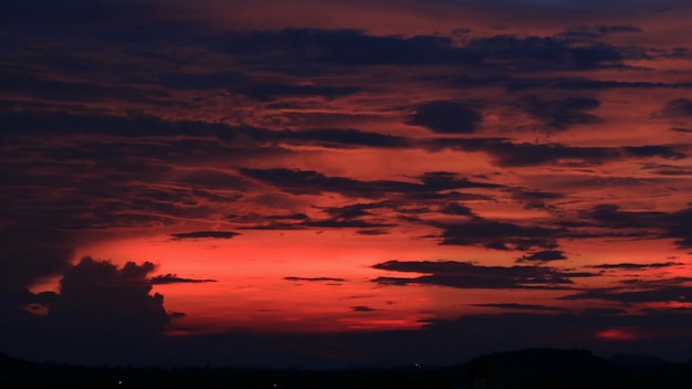 夕方には黒い雲と美しい赤い空 プレミアム写真