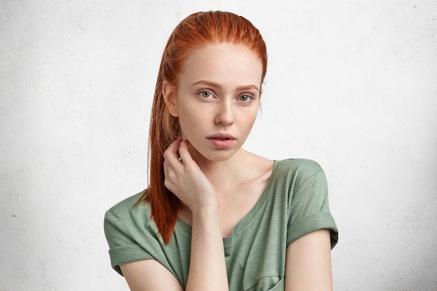 痩せぎすのそばかすだらけの純粋な健康な皮膚 緑の目を持つ美しい赤毛の若い女性は 仕事と毎日のルーチンに疲れている残りの部分について考えています 無料の写真