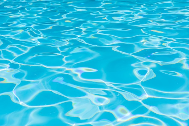 美しいリップル波とプールの青い水面 背景のための青色の水面 プレミアム写真