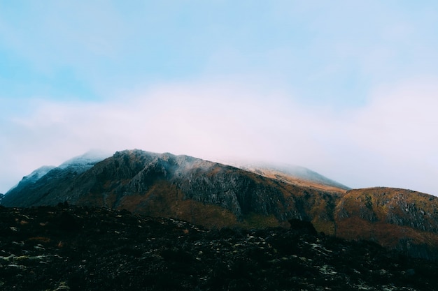 山を覆う霧の美しい風景 壁紙に最適 無料の写真