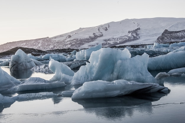 アイスランドの海に映る手配氷河ラグーンの美しい風景 無料の写真