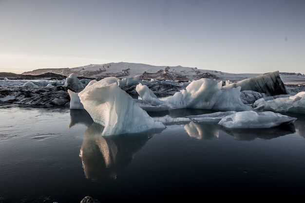アイスランドの海に映る手配氷河ラグーンの美しい風景 無料の写真