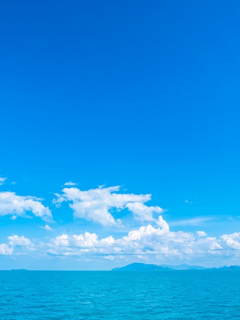 美しい海と白い雲と青い空に海 無料の写真