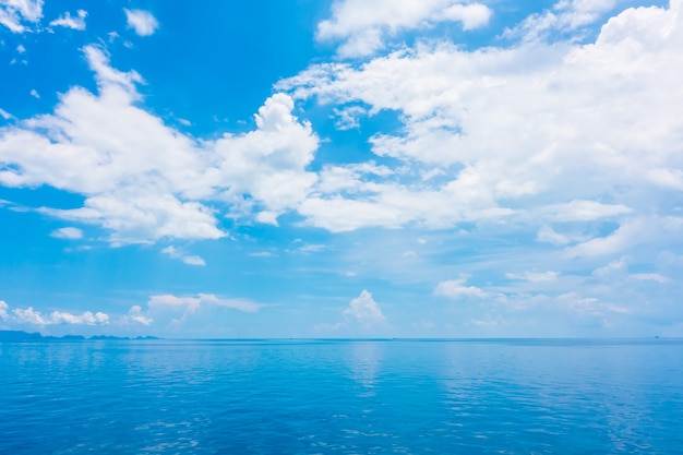 美しい海と青い空に雲と海 無料の写真