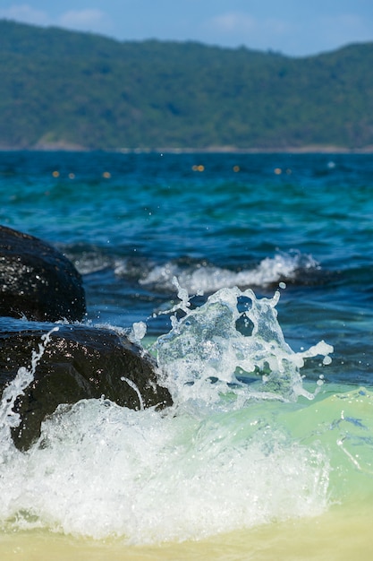 美しい海の景色 波は石にぶつかり 水しぶきが飛び去ります プレミアム写真