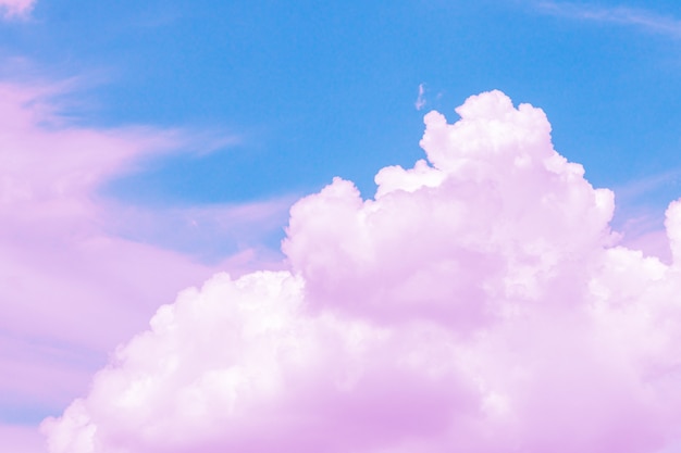 柔らかなパステルカラーの美しい空と雲 空の背景のカラフルなパステルトーンの柔らかいピンクの雲 プレミアム写真