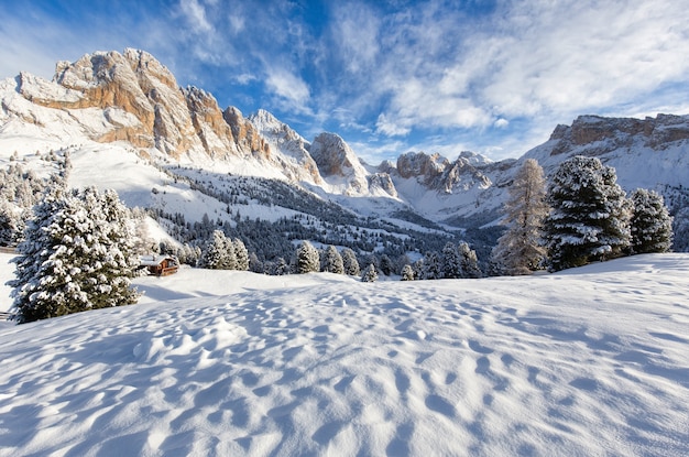 山々のある美しい雪景色 無料の写真
