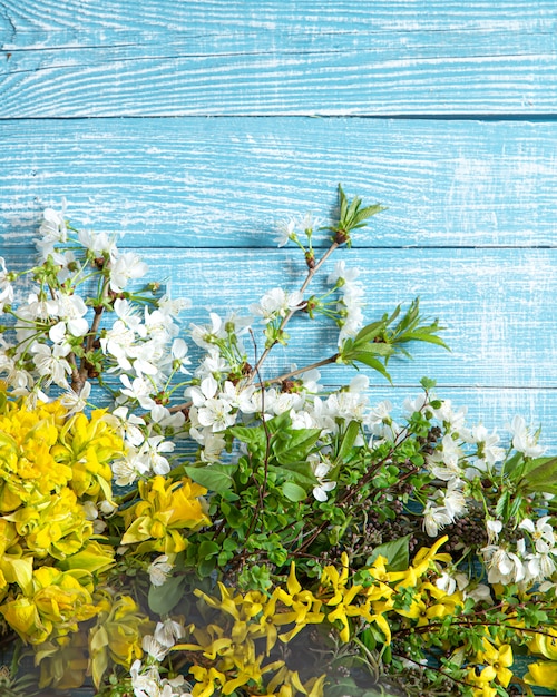 無料の写真 美しい春の花と木製の背景に咲く