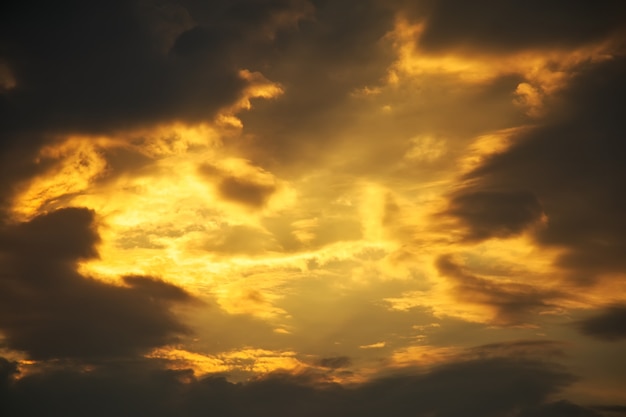 美しい嵐の夕焼け空 曇っている抽象的な背景 夕日の色 プレミアム写真