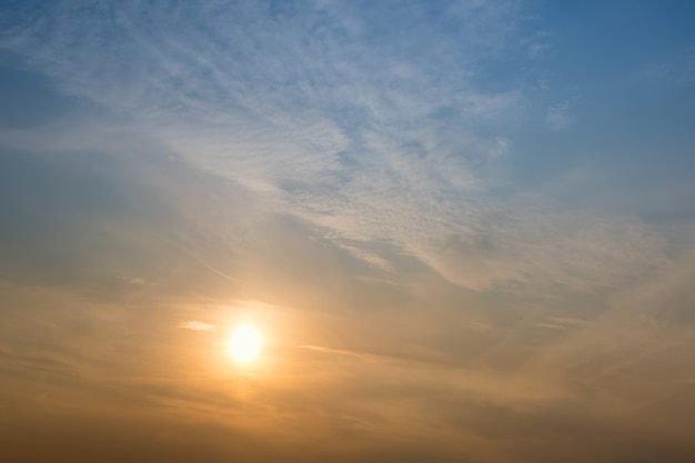 雲と空の美しい夕日 プレミアム写真