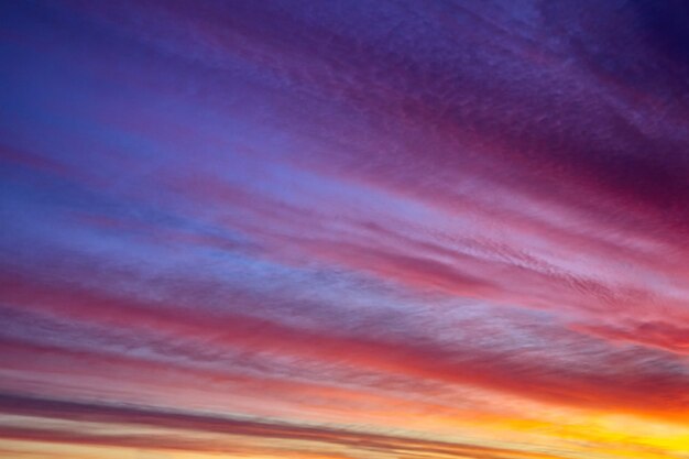 美しい夕日や日の出の背景 雲と空の色の贅沢 プレミアム写真