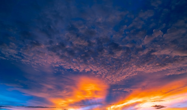 美しい夕焼け空 黄金とオレンジ色の空と太陽光線と雲 神の光の概念 プレミアム写真