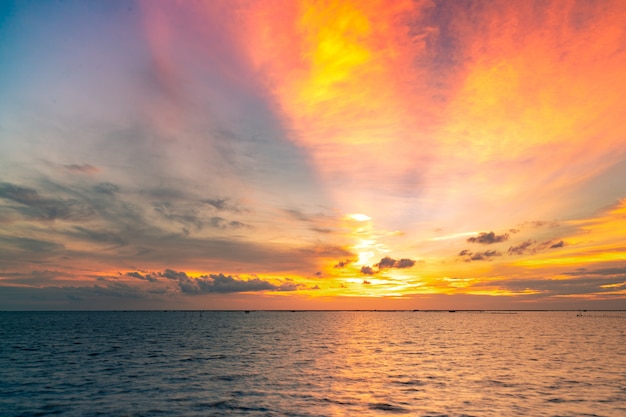 美しい夕焼け空 夕暮れの海と空 夕暮れの熱帯の海 夕方には黄金の空 プレミアム写真