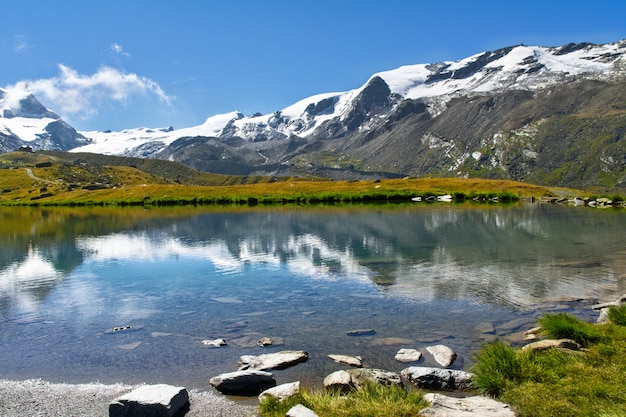 Stellisee湖と水 夏の山の景色 ツェルマット スイスのマッターホルン山反射の美しいスイスアルプスの風景 プレミアム写真