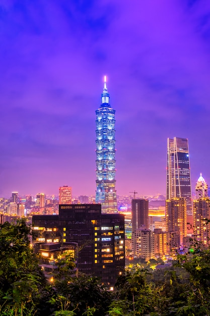 美しい台湾の街並みと台北101日没時の建物 プレミアム写真