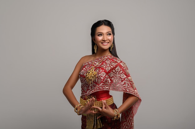 タイのドレスとタイのダンスを着て美しいタイの女性 | 無料の写真 Traditional Thai Dancing