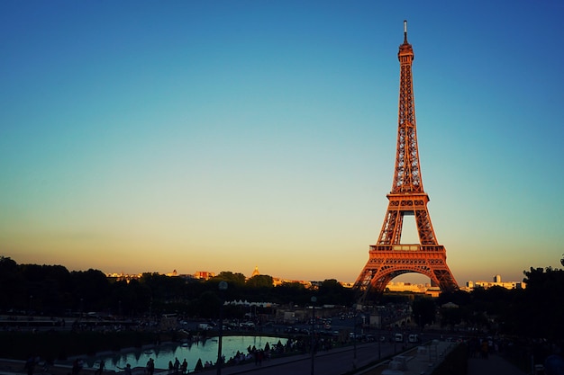 パリのエッフェル塔の美しい夕暮れの夕景 プレミアム写真