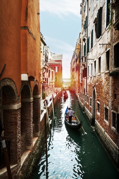 ゴンドリエとボートを持つヴェネチアの水路の美しい景色 ヴェネツィア イタリア 無料の写真